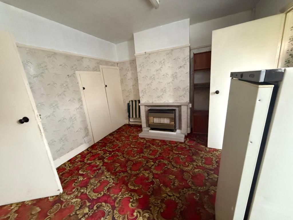 Lot: 173 - TERRACE HOUSE IN NEED OF REPAIR AND RENOVATION - Access to kitchen